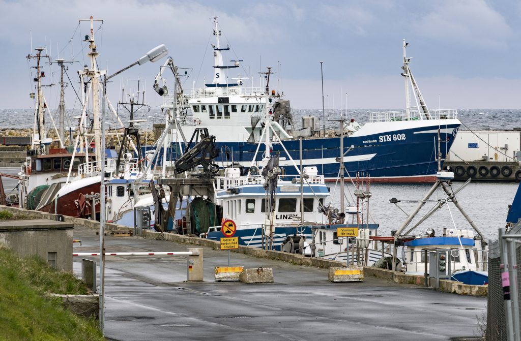 Startup Fisköga. Simrishamns fiskehamn med bland andra trålaren Courage SIN 602. Photo: News Øresund © News Øresund Johan (CC BY 3.0)